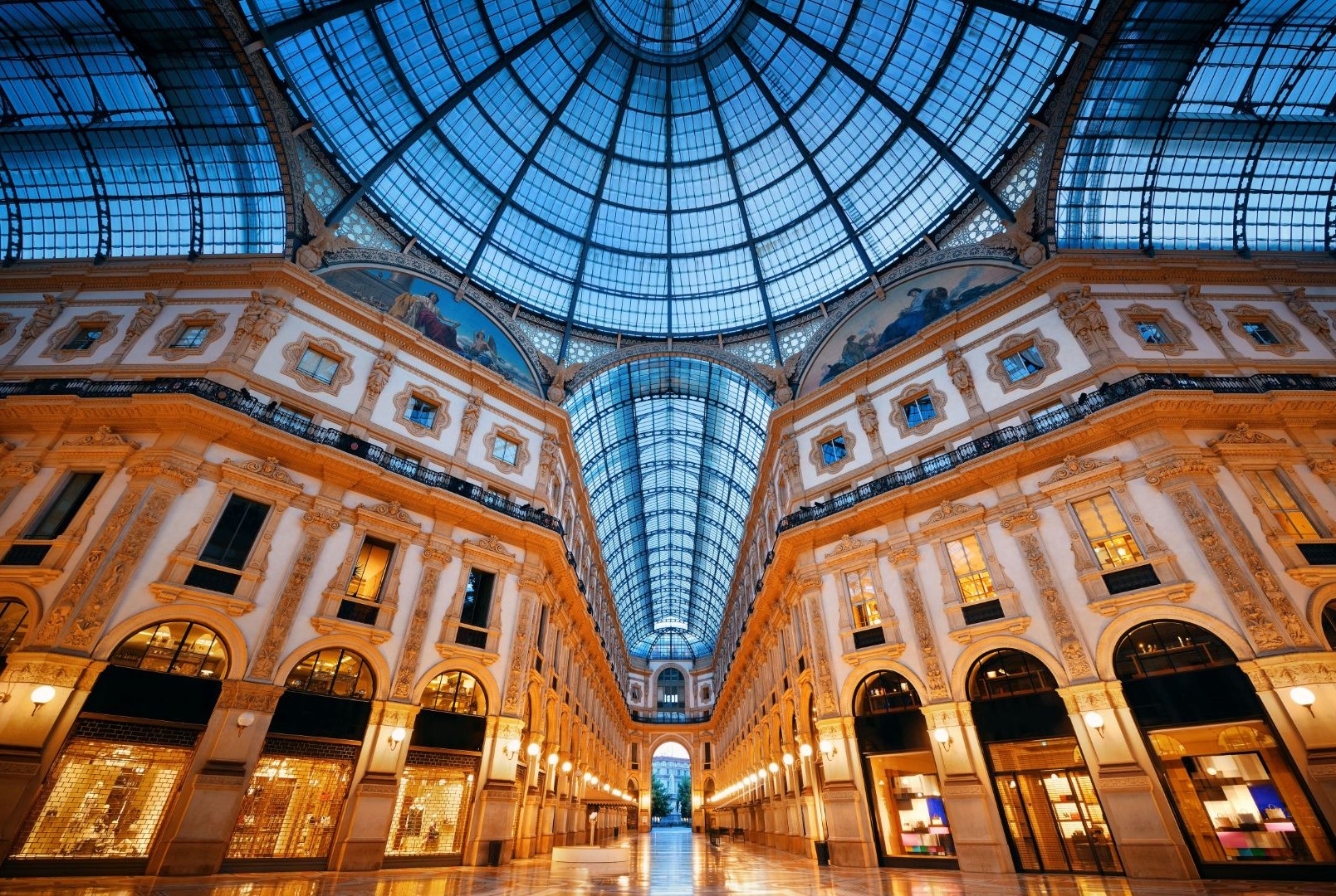 Milano da Bere: una visita in Galleria tra i caffè, gli artisti e la moda