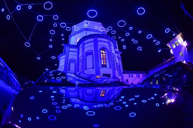 Luci d’Artista: Opere che Illuminano la Città e Presepi