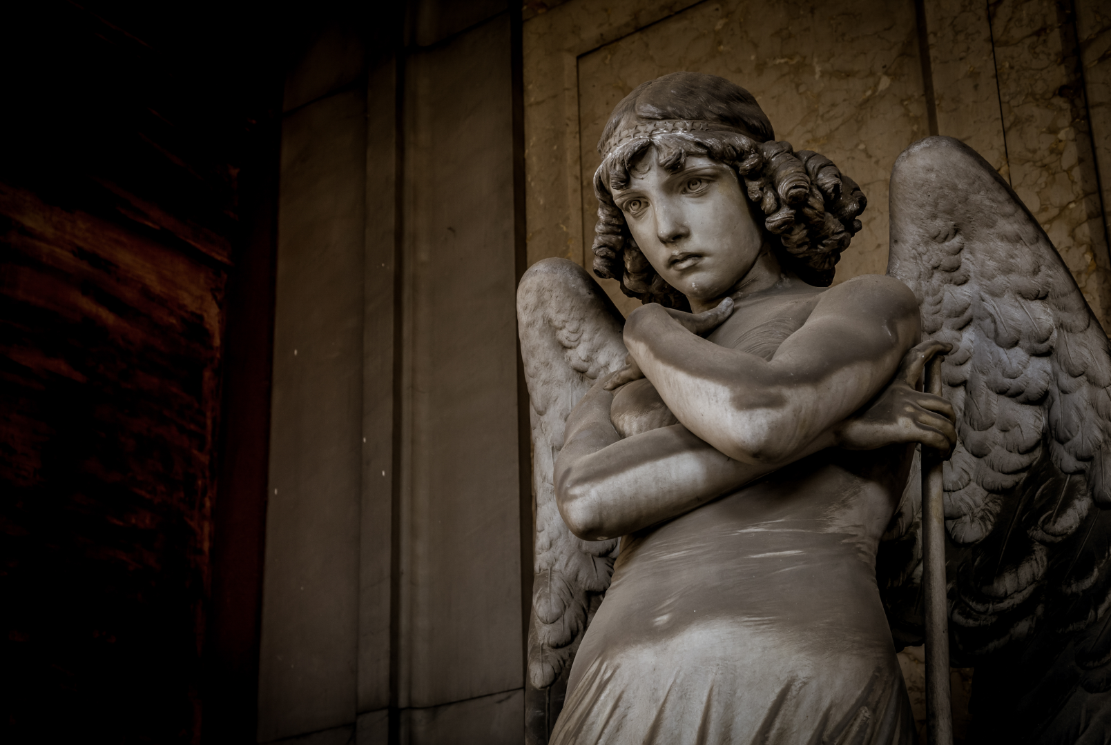 Anime in Marmo: Viaggio Segreto nel Cimitero Staglieno dell'Ottocento
