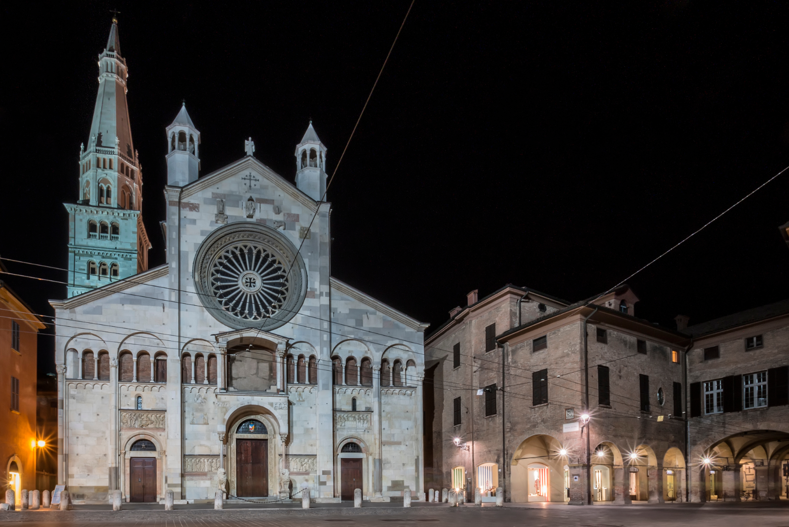 Visita Guidata al Duomo di Modena: un film di pietra by Night